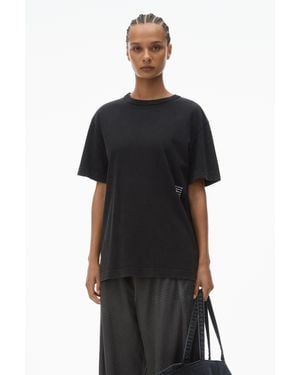 人気の細身ライン【alexanderwang】acid wash logo shrunken tee LOGO EMBOSSED ACID WASH SHRUNKEN TEE in ACID BLACK