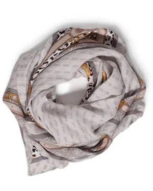 Guess Kefiah Noelle Scarf 130 X 130 Cm Aw5134vis03 Dvl Dove Logo - White