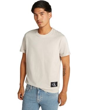 Calvin Klein T-Shirt Kurzarm Badge Turn Up Sleeve Rundhalsausschnitt - Weiß