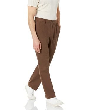 Amazon Essentials Pantaloni chino plissettati dal taglio classico e resistenti alle pieghe - Marrone