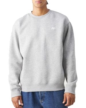 New Balance Sweatshirt mit Rundhalsausschnitt Small Logo Grau Größe XL Code MT41507AG
