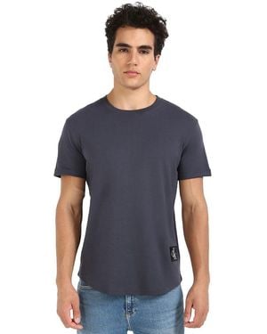 Calvin Klein T-Shirt Kurzarm Badge Turn Up Sleeve Rundhalsausschnitt - Blau