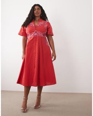 Hope & Ivy Plus Besticktes midikleid mit knopfleiste und taschendetail - Rot
