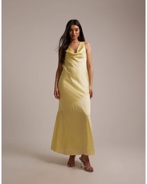 TFNC London Vestido De Dama De Honor Largo Amarillo Crema Con Escote Y Espalda Desbocados De Satén De - Neutro