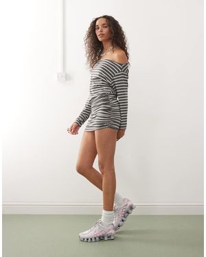 Collusion Vestito Corto Grigio A Righe Con Spalle Scoperte - Bianco