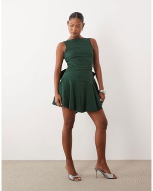 TFNC London Bengaline skater-minikleid mit schleifendetail am rückenausschnitt - Grün