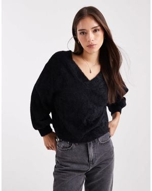 Miss Selfridge – flauschiger, schulterfreier pullover - Schwarz
