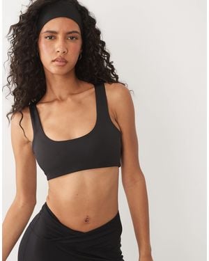 4505 Active sport-bh mit u-ausschnitt und racerback, mittlerer halt, - Schwarz