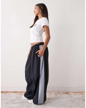 Collusion Xl Baggy Nylon Joggingbroek Met Inzetstuk - Wit