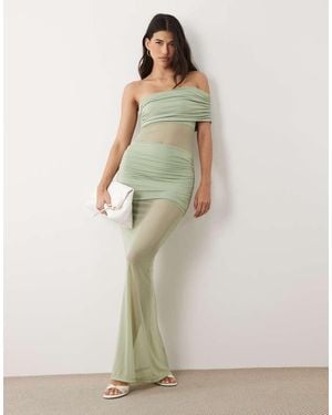 Aria Cove Vestido Largo Verde Ceñido Asimétrico Con Diseño De Doble Capa, Escote Bardot, Inserto De Malla Y Bajo Transparente