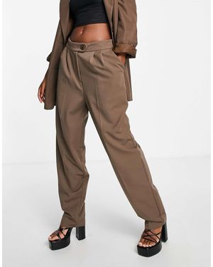 Flounce London Pantalon droit plissé sur le devant en satin - chocolat - Marron