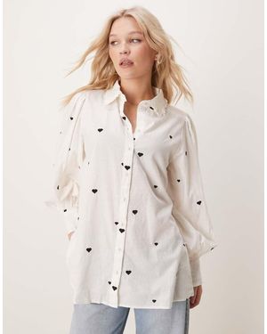 Y.A.S Camicia Oversize Bianca Con Cuori Ricamati E Finiture Con Volant - Bianco