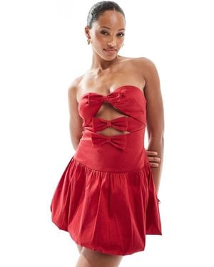 The Frolic Vestido Corto Con Falda Abullonada, Escote Palabra De Honor, Aberturas Y Detalles De Lazos De Satén Exclusivo De - Rojo