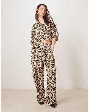 ASOS – gerade geschnittene hose mit tierfellprint und elastischem bund, kombiteil - Mehrfarbig