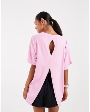 Nike One Dri-Fit T-Shirt With Key Hole Detail - Pink