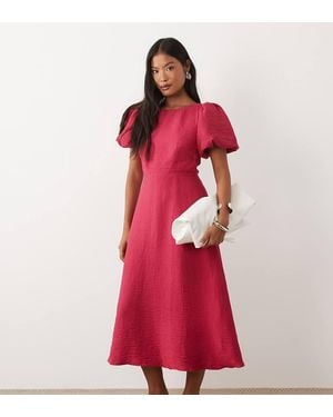 Nobody's Child Petite Occasion Zola Bow Back Detail Puff Sleeve Midaxi Dress - Red