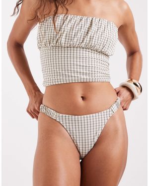 ASOS – piper – bikinihose aus papertouch-material mit hohem beinausschnitt und karomuster - Weiß