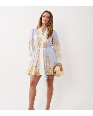Forever New Vestido Camisero Corto Azul De Corte Skater Con Estampado Floral Posicional De - Blanco