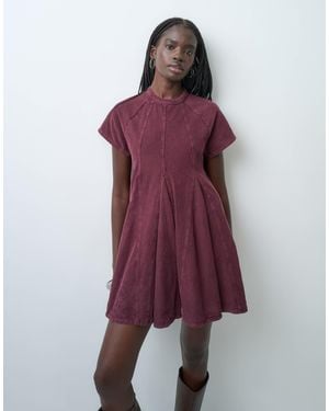 ASOS Robe t-shirt mini en velours côtelé à godets avec col montant bordeaux délavé - Violet