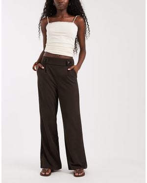 Vero Moda Pantalones De Pernera Ancha Con Detalle De Botones En Marrón Chocolate