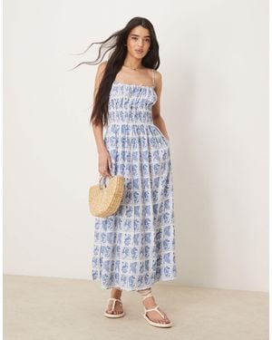 Abercrombie & Fitch – fließendes maxikleid mit em stempelmuster - Blau