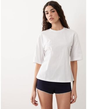 ASOS – tailliertes t-shirt - Weiß