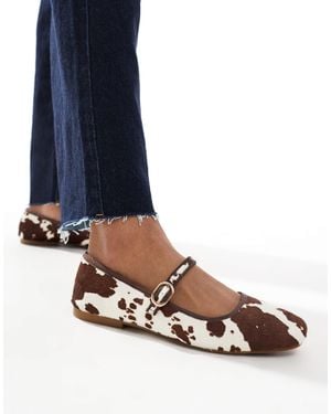 Stradivarius – flache mary-jane-schuhe mit kuhfellmuster - Blau