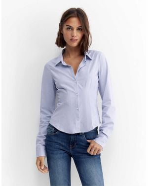 Pull&Bear Tailliertes hemd mit breiten manschetten - Weiß
