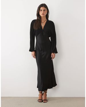 Nobody's Child Linda chiffon-kleid mit tiefem ausschnitt und kontrastierendem satinrock - Schwarz