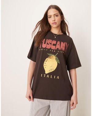 ASOS T-Shirt Oversize Con Grafica "Tuscany" - Marrone