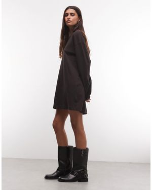 Weekday Robe t-shirt oversize à manches longues foncé en exclusivité sur asos - Marron