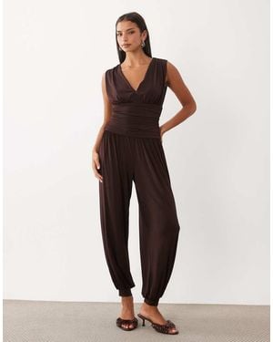 TFNC London Slinky Jumpsuit Met Diepe Hals En Mouwloze Ballonpijpen - Naturel