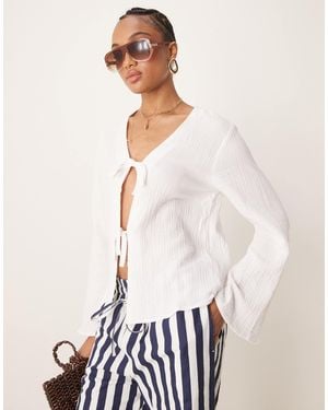 JDY Tall Chemise nouée sur l'avant en mousseline - Blanc