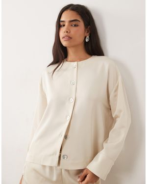 Pretty Lavish – breya – satinbluse - Natur