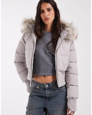 Hollister Kurze nylon-steppjacke mit faux-fur-kapuze - Grau