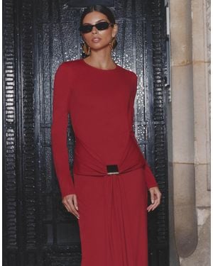 4th & Reckless Robe longue près du corps drapée sur le devant avec détail en métal doré - Rouge