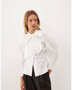 Ghospell Vittoria bluse aus baumwollmix mit oversize-schleife, gerafften ärmeln und - Weiß