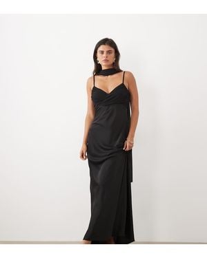 Kaiia Vestido Largo De Satén Exclusivo Con Cuello Halter, Detalle De Pañuelo Y Bajo Transparente En - Negro