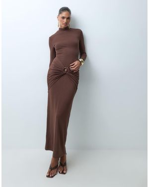 Ruched & Ready Vestito Lungo Modellante Accollato Drappeggiato Con Dettaglio Hardware, Color Cioccolato - Marrone