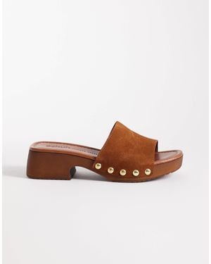 schuh – verity – mit nieten besetzte clogs aus wildleder - Braun
