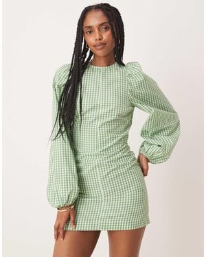 ASOS Robe courte ajustée puis évasée à carreaux vichy nouée au dos - vert