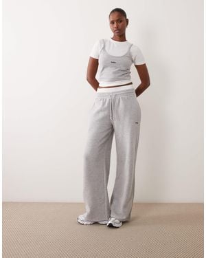 Kaiia Jogger coord à jambes larges avec double ceinture, détail logo brodé, et blanc - Gris