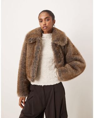 Mango – cropped-jacke aus kunstpelz - Braun