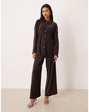 Aware Pantalon ample en velours plissé d'ensemble - chocolat - Neutre