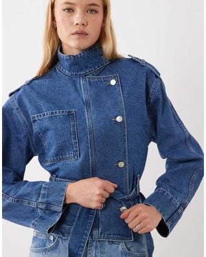 ASOS Chaqueta Vaquera Con Cuello Alzado Y Cinturón En - Azul