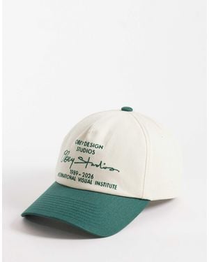 Obey – design studios – mehrfarbige strapback-kappe mit fünf bahnen und farblich abgesetztem schirm - Grün