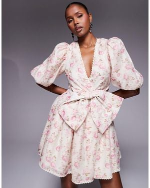 ASOS – jacquard-minikleid mit blumenmuster, puffärmeln und zierschleife - Weiß