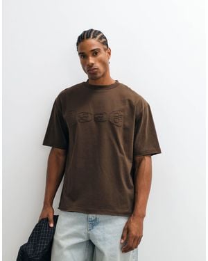 ASOS Lockeres boxy-t-shirt mit applikationsprint und offenen kanten - Braun