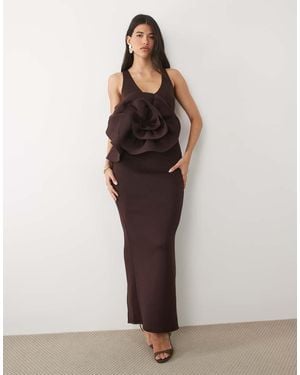 ASOS Vestito Lungo Con Scollo Profondo Color Cioccolato Con Fiori 3D E Schiena Scoperta - Marrone