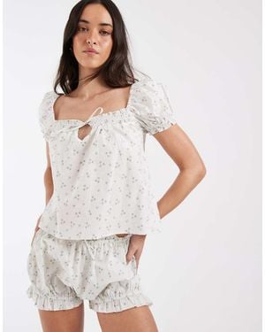 Daisy Street Pyjamaset Met Aangerimpelde Babydoll Top En Bloomer Short Met Fijne Bloemenprint - Wit